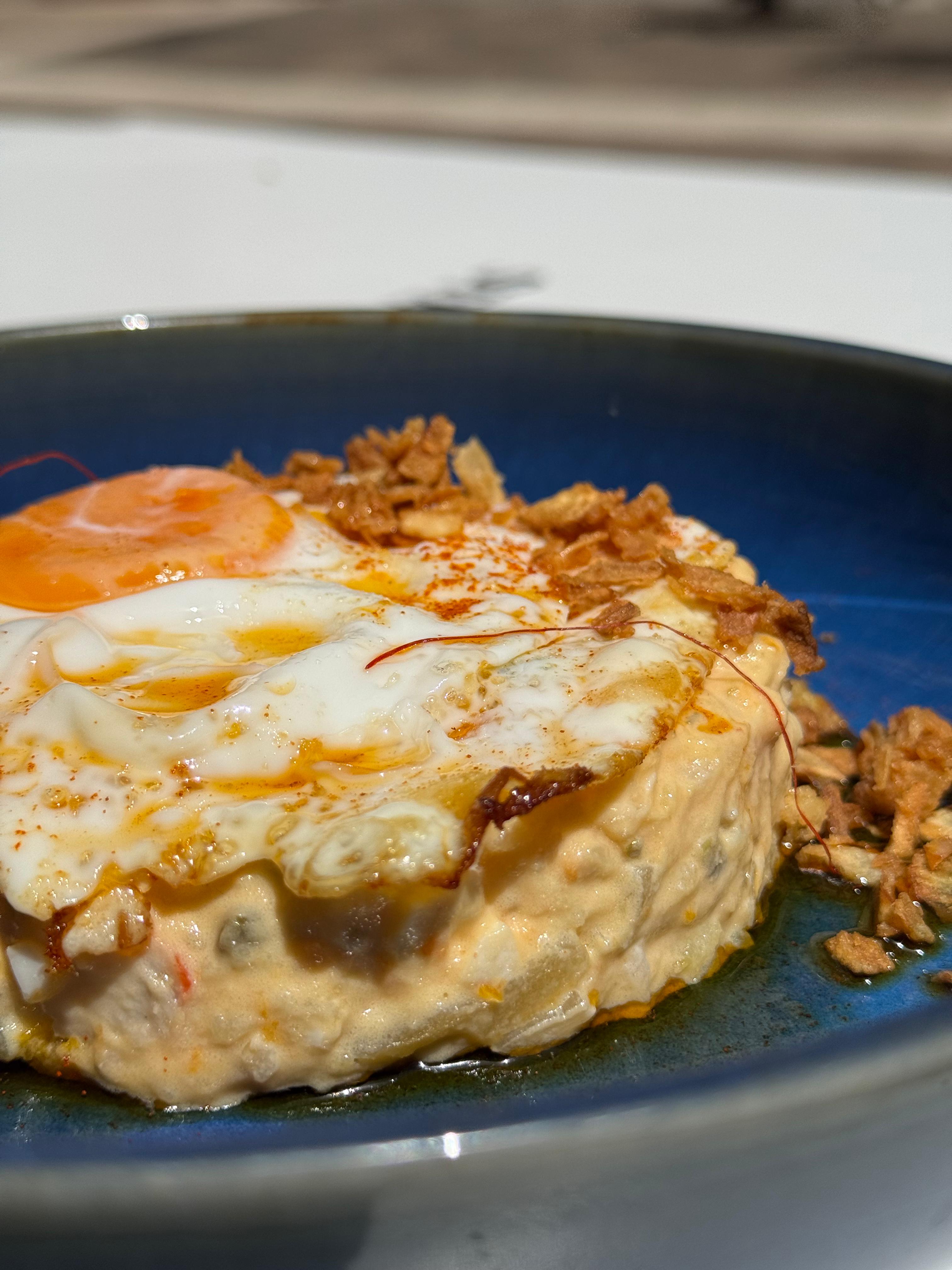 Ensaladilla de Gambones al ajillo con su Huevo frito
